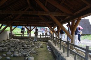 鬼北町の県指定史跡『岩谷遺跡』屋外展示