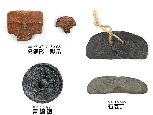 復元された高床式建物