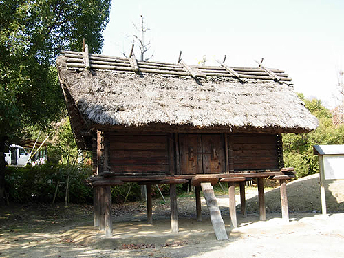 復元された高床式建物